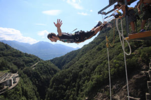 007 Klassik Sprung von der Bungy Jump Anlage im Verzascatal | Trekking Team AG